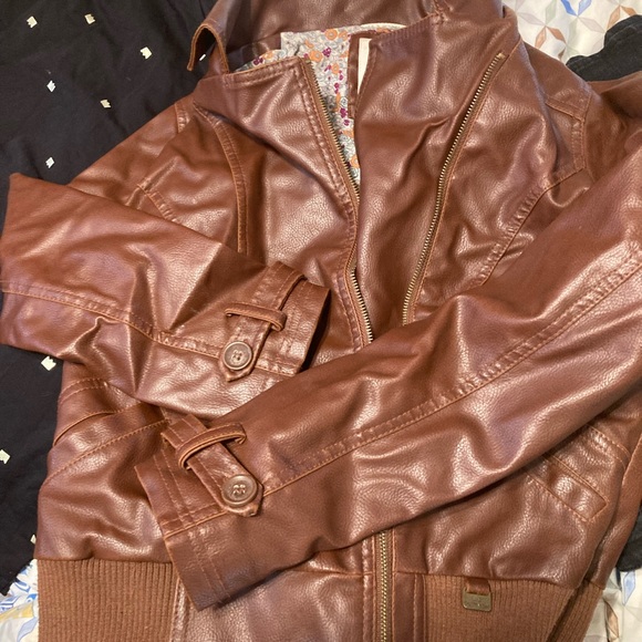 Tres belle veste faux cuir de qualité ;) femme L (fait M-L) - Picture 4 of 4